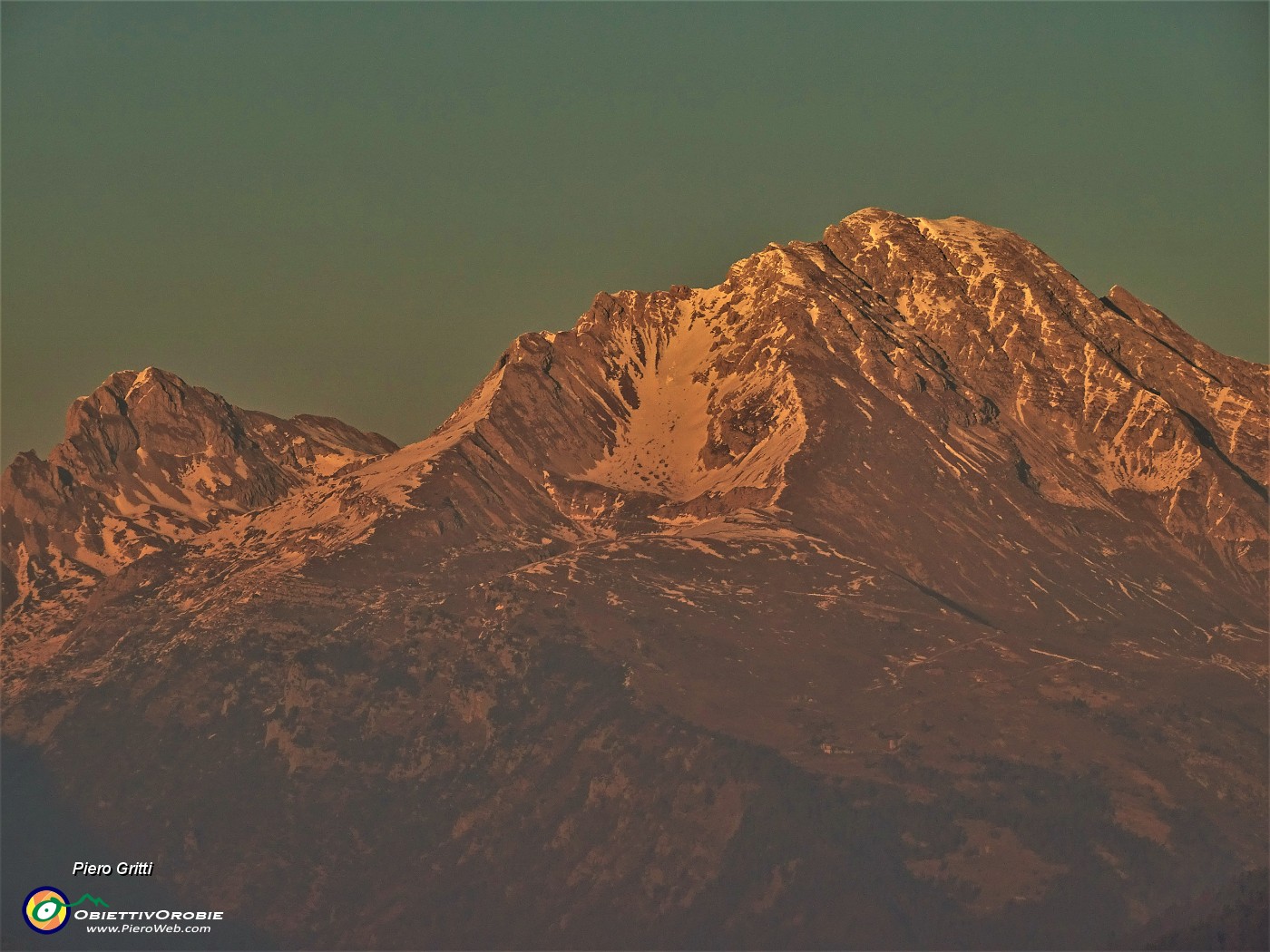 58 Corna Piana (2302 m) e  Pizzo Arera (2512 m) nella luce del tramonto.JPG